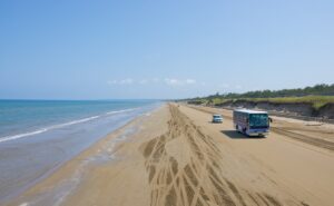 日本唯一の車で走れるビーチ「千里浜なぎさドライブウェイ」に出かけよう