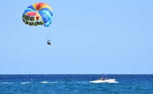 絶景の空の旅へ！パラセーリングで海の上を飛び回ろう
