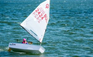 大人がハマるマリンスポーツ！小型ヨットで海と風を全身で感じよう