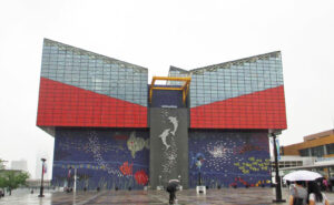 世界でも珍しい巨大水槽とジンベイザメを体感できる水族館「海遊館」