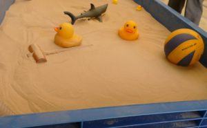 まるでSFの世界!!未来の砂場遊び、液体になる砂に感動