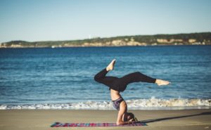 心も体もリフレッシュ!話題のビーチヨガとは!？